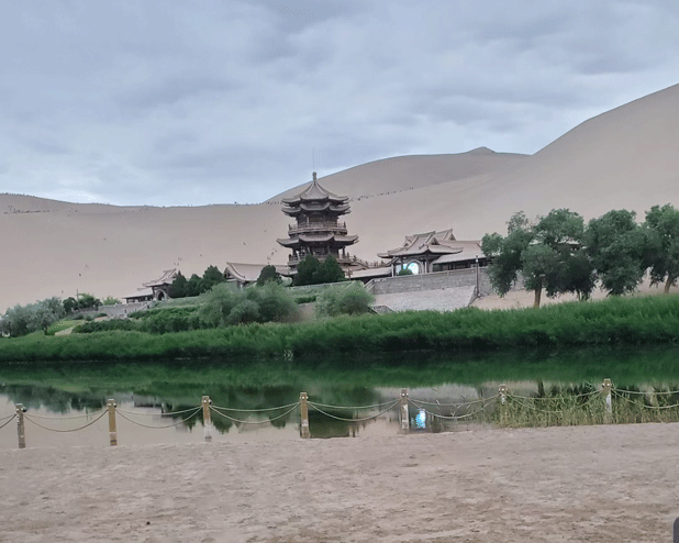 鸣沙山月牙泉